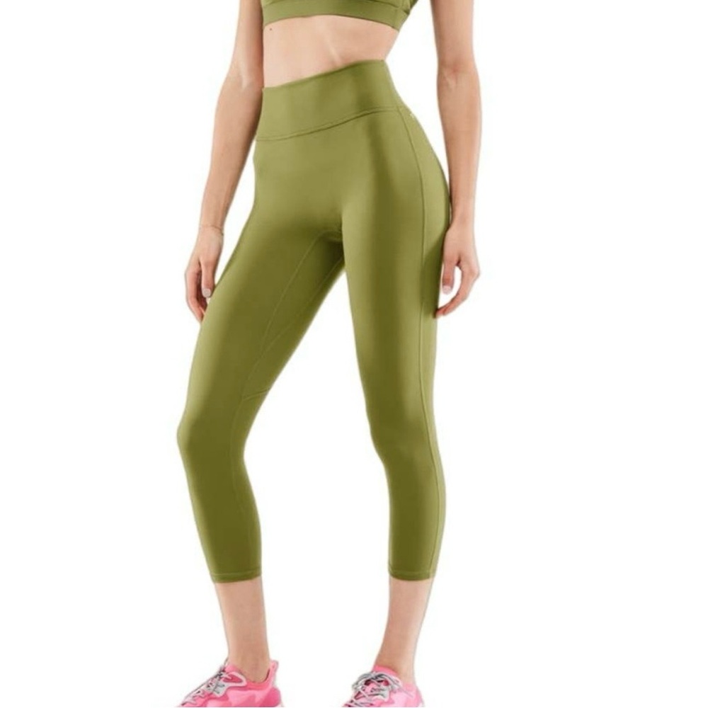 FABLETICS Faded Olive Anywhere Motion365 High-Waisted Capri Active‎ Gym Size L